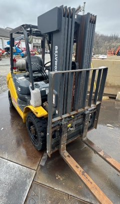 Used Equipment Sales Forklift, 5,000lb Quad Komatsu FG25T-16 in Allentown PA